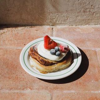 Rolo de Canela c/ Queijo creme e fruta