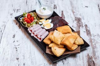 Uštipci sa suhim mesom, šunkom i mliječnim namazom