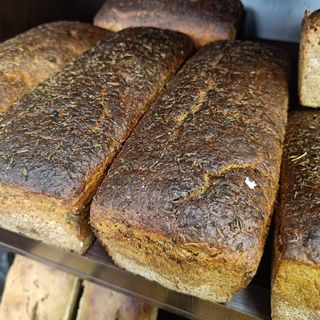 Chleb żytni z suszonymi pomidorami i tymiankiem