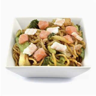 Noodles salteados con salmón y langostino picante