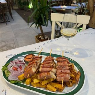 Пилешко сувлаки с бекон (400гр.)