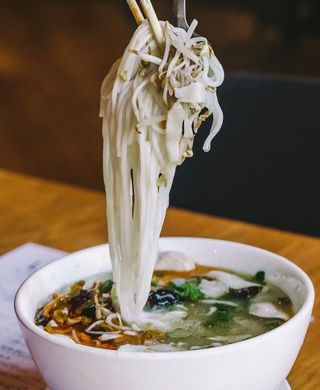 Fideos cruzando el puente