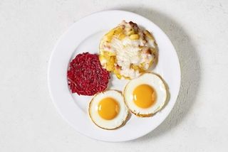 Сніданок французький з яєчнею та буряком