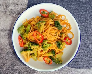 NOODLE CURRY z brokułami
