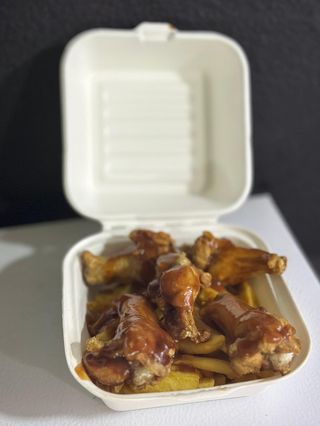 Alitas BBQ con patatas