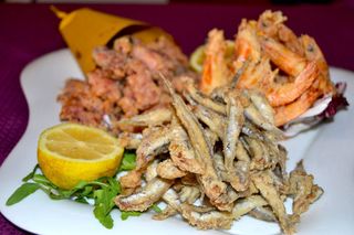 Alici fritte con verdure croccanti