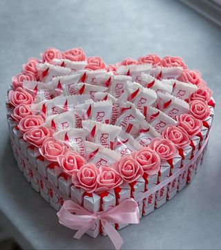 Aranjament  trandafiri roz si dulciuri