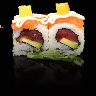 148-uramaki atun salmon aguacate mango 