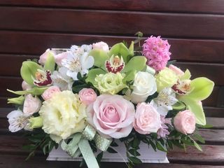 Aranjament floral realizat în cutie în formă de carte