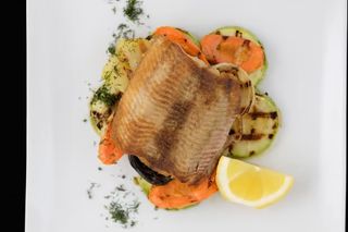 Сом филе на плоча с гриловани зеленчуци