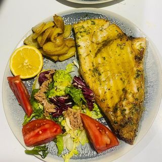 Emperador con ensalada