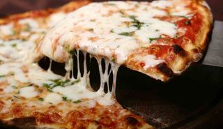 Trancio pizza, patatine e bevanda a scelta 