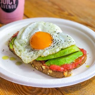 Toast de Aguacate, huevo plancha, tomate rallado y chía