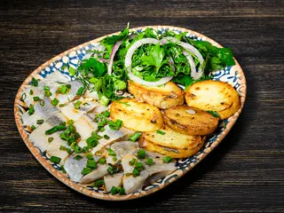 Оселедець із смаженою картоплею (290g)