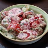 კიტრი პომიდვრის სალათი გუდის ყველის სოუსით