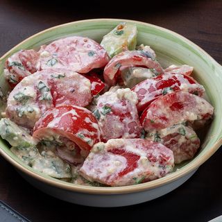 კიტრი პომიდვრის სალათი გუდის ყველის სოუსით