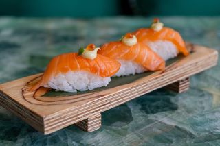 Nigiri de salmón con mahonesa de wasabi y huevas de salmón