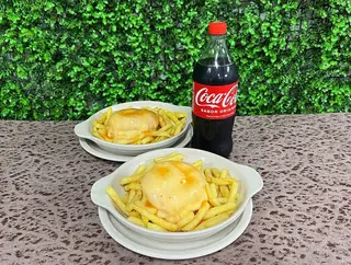 2 Francesinhas Tradicionais de Kebabs Pequenas e Coca Cola de 1L
