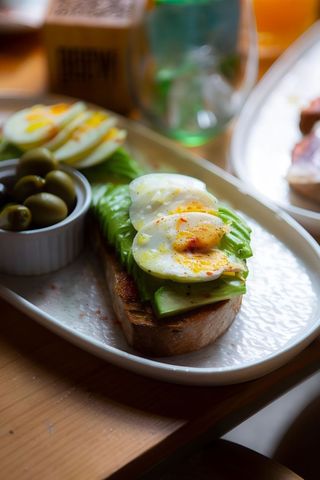 Tostada de pan mallorquín con tomate, aguacate y huevo cocido