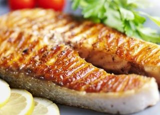 ორაგულის სტეიკი გამომცხვარი ბოსტნეულით