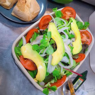 ENSALADA CLÁSICA DE AGUACATE