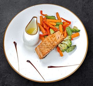 Филе от сьомга със задушени зеленчуци (300г)