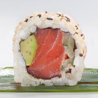 Каліфорнія з лососем в кунжуті (220г\310г)