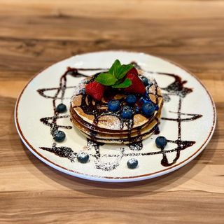 ბლინი მარწყვით, მოცვით და შოკოლადით