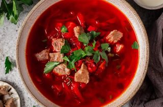 Борщ со сметаной и сухарями