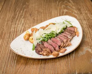 TAGLIATA (350 g S/H) CON RUCOLA, PARMIGIANO Y PATATA BABY