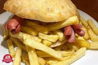 Panino con patate e würstel