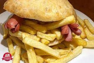 Panino con patate e würstel