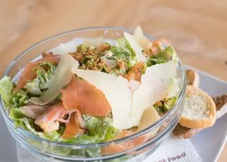 Салата Цезар с пушена сьомга (270г)