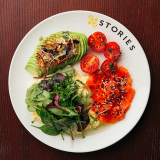 Скрембл з лососем і авокадо