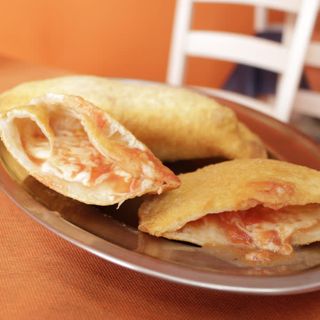 Calzone Fritto con Pomodoro e Mozzarella