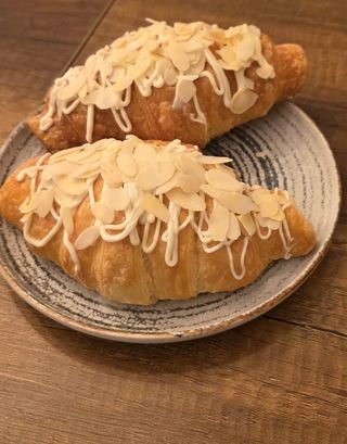 Croissant cu migdale