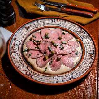 Vitello tonnato телятина слайсами під тунцовим крем-соусом