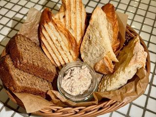 Хлібна корзина з оселедцевим маслом (160/50g)