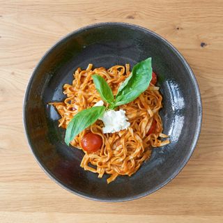 Tagliatelle in Salsa di Pomodoro Fresco e Basilica