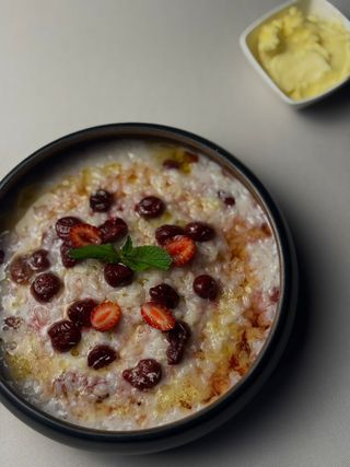 Рисовая каша с вишневым конфитюром