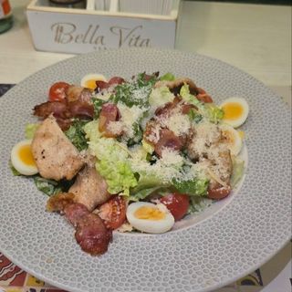 Цезар з куркою гриль та беконом (300)