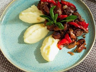 Піджарка зі свинини з печерицями та овочами (150/60/40g)