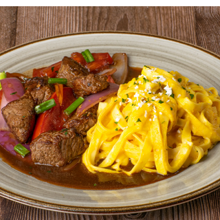 Tallarín A La Huancaína Con Lomo Saltado