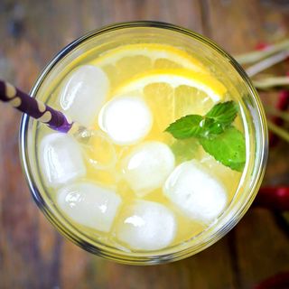 Лимонада с лимонов сок, мед и вода