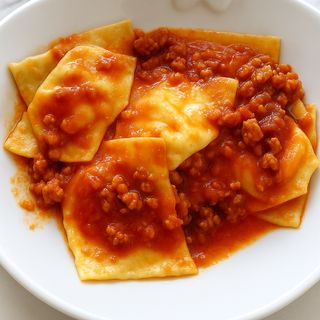 Ravioli di carne con ragù di salsiccia