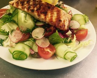 Sałatka z łososiem pieczonym