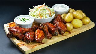 Aripi de pui BBQ cu cartofi aromati , salata coleslaw si sos remoulade