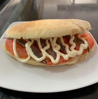 Mollete El Puri Con Anchoas, Tomate Y Mahonesa