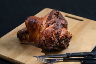 Ciolan porc(spate) rotisat  cu cartofi prăjiți și sos