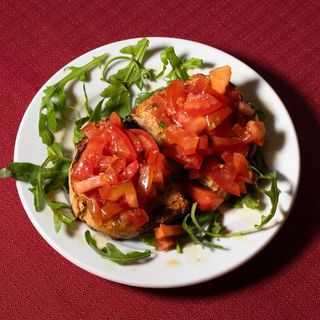 Bruschetta con pomodorini, aglio, olio EVO e salsa di basilico